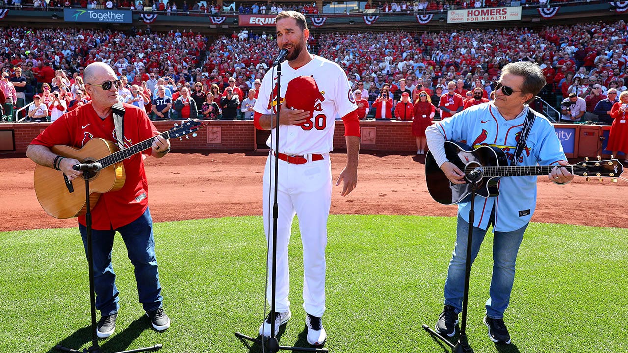 Cardinals' Adam Wainwright stuns teammates, crowd by singing national