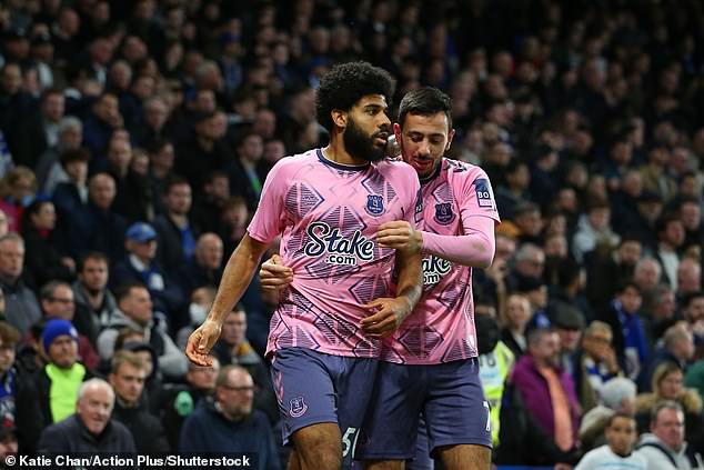 Ellis Simms (left) grabbed a late equaliser for Everton at Stamford Bridge on Saturday night