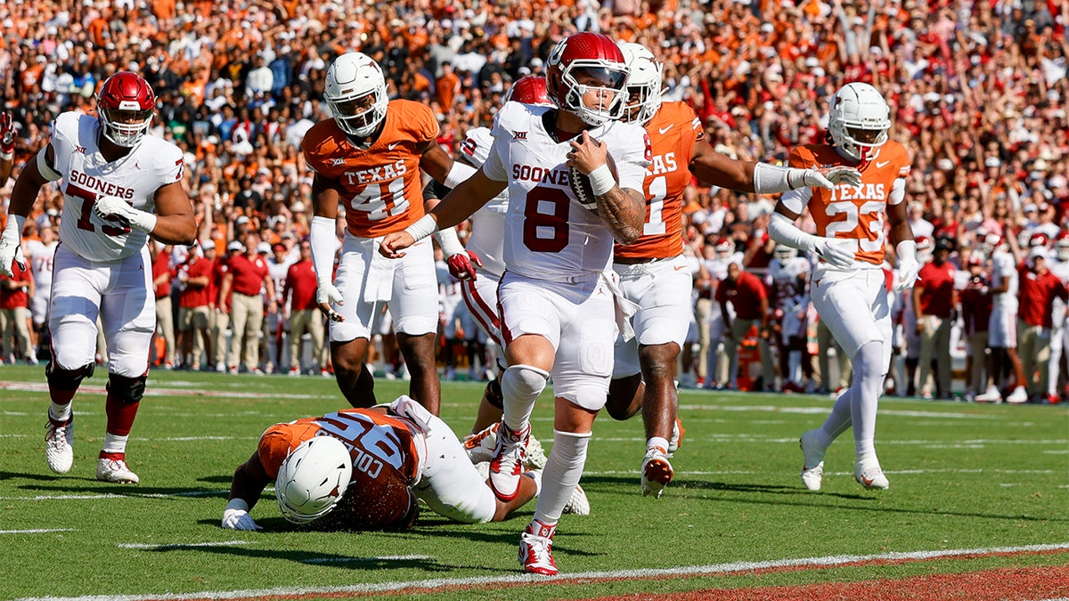 Dillon Gabriel scores a touchdown