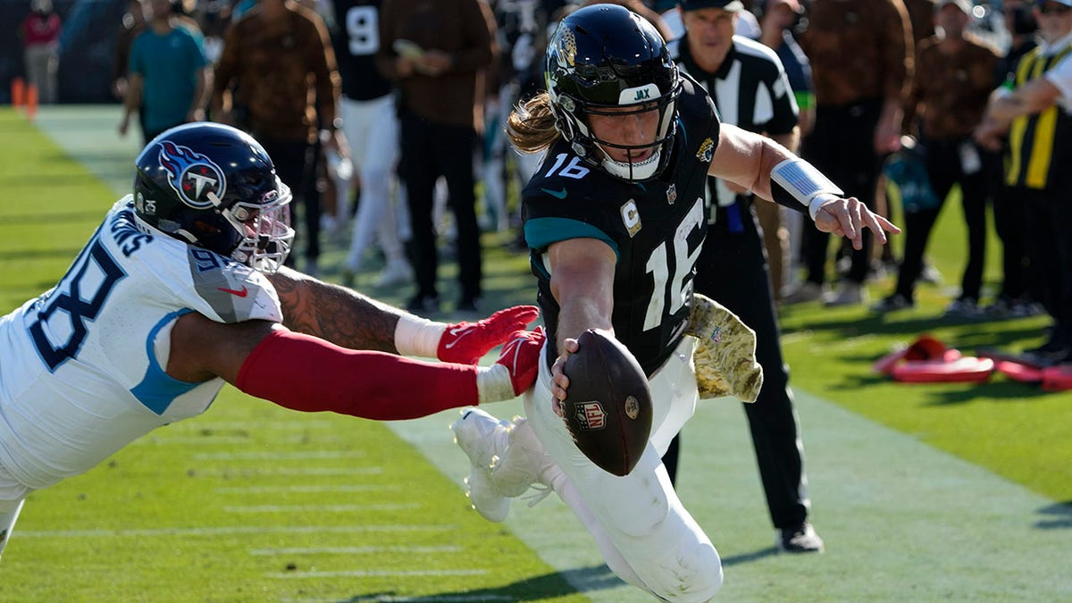 Trevor Lawrence dives