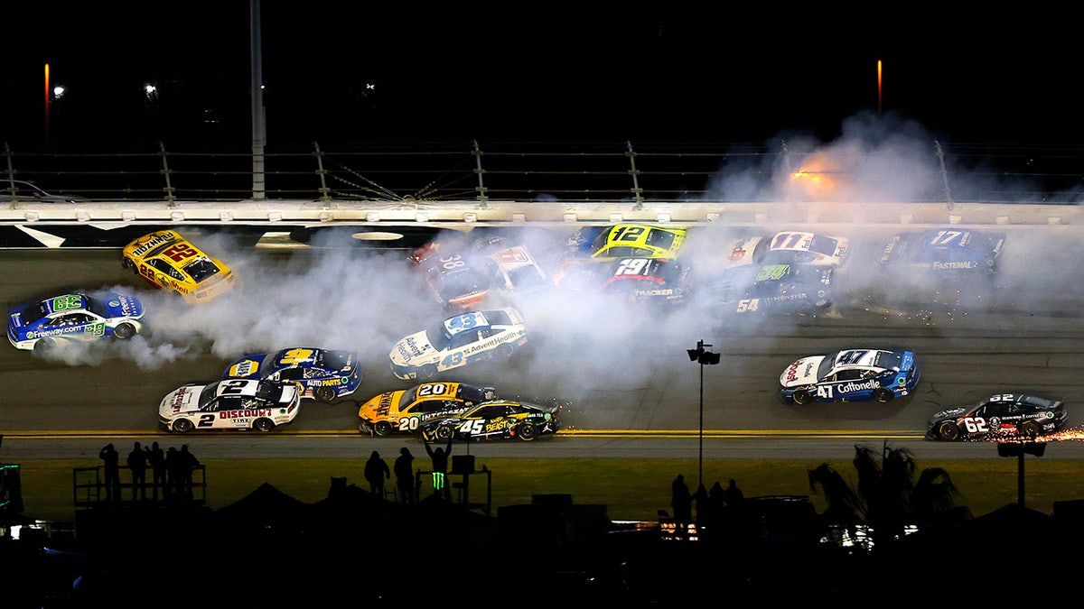 2024 Daytona 500 18 cars caught up in massive wreck with few laps left