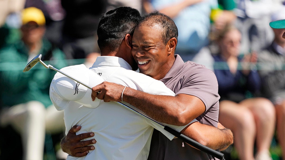 Masters 2024 Tiger Woods makes history, the leaderboard crowds up and